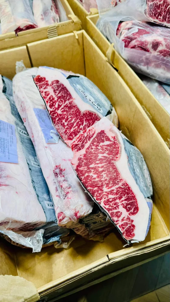 SANCHOKU BLACK ONYX · Striploin cut faces